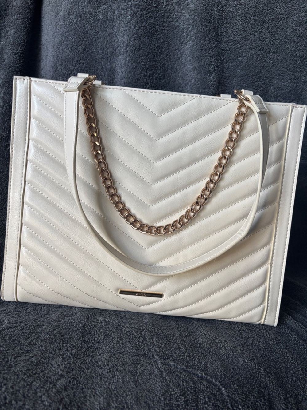 Elegant Quilted White Shoulder Bag with Gold Chain